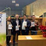 El nuler José Felip dona a la Biblioteca Municipal dos exemplars del seu llibre sobre "blockchain"