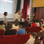 Los escolares de quinto de Primaria participan en un taller de doblaje en valencià