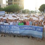 Un millar de personas se concentran para exigir la defensa y regeneración de la playa de Nules