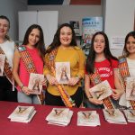 La Reina i dames de la vila reparteixen el programa de festes als veïns de Nules