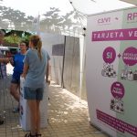 Campaña informativa sobre la Targeta Verda en el mercado de la playa