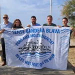 NULES IZA SU BANDERA REIVINDICATIVA EN LA PLAYA LES MARINES
