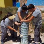 LOS ALUMNOS PRACTICAN EL ENCOFRADO Y DESENCOFRADO DE MOLDES PARA MOBILIARIO URBANO