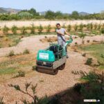 LOS ALUMNOS DE ALBAÑILERÍA PRACTICAN LA COMPACTACIÓN COMO ELEMENTO DE LA ESTABILIDAD DE LAS INFRAESTRUCTURAS DEL ENTORNO URBANO