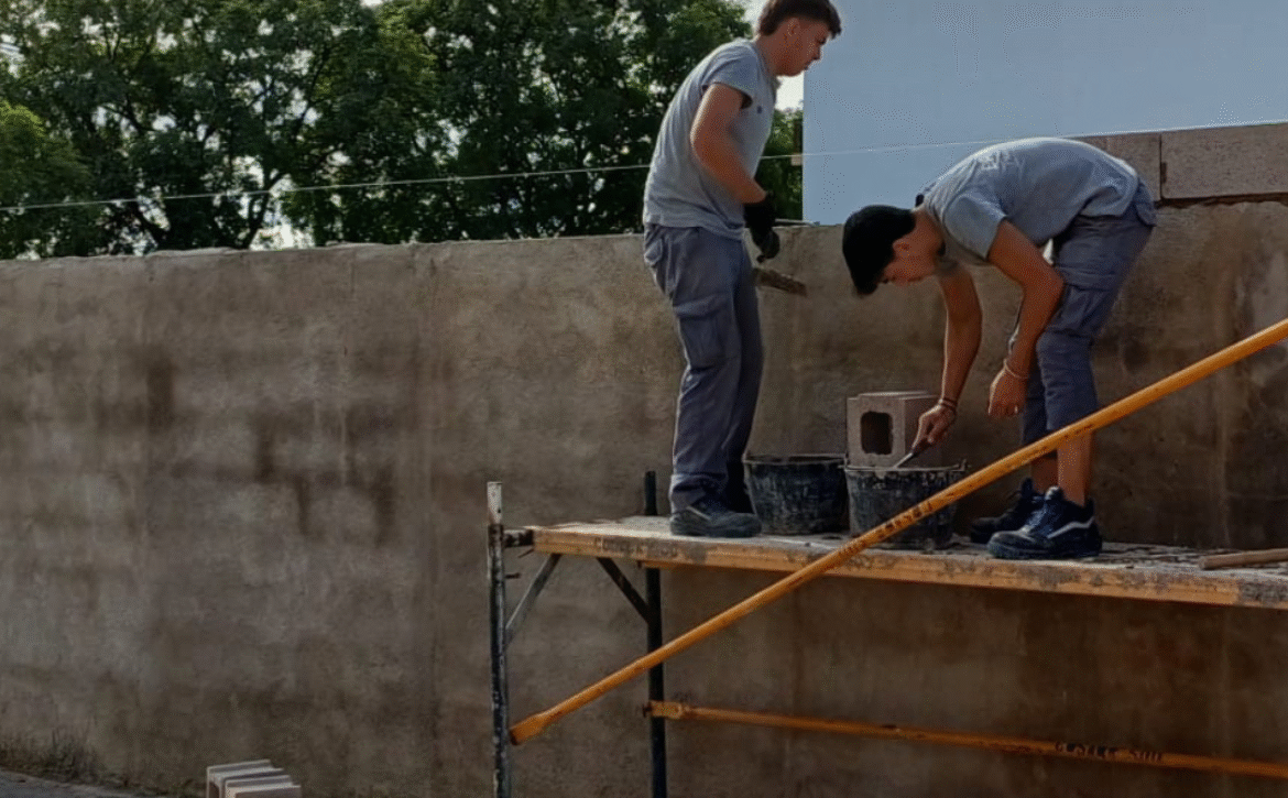 FOTO CONSTRUCCIÓN MURO DEPÓSITO DE VEHICULOS