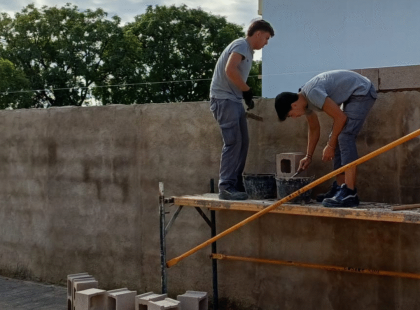 FOTO CONSTRUCCIÓN MURO DEPÓSITO DE VEHICULOS