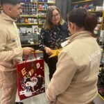 EL ALUMNADO DEL MÓDULO DE COMERCIO CULMINA EL REPARTO DE KITS DECORATIVOS PARA IMPULSAR UNA IMAGEN COMÚN DEL COMERCIO LOCAL