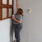 ELS ALUMNES DEL PROGRAMA TALENT JOVE REALITZEN OBRES DE MILLORA AL HALL DE L'EDIFICI NATIU