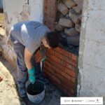 ELS ALUMNES D´OBRA POSEN EN PRÀCTICA LA CONSTRUCCIÓ DE MURS DE TAULELL