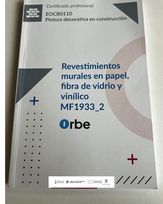 ELS ALUMNES D'OBRA INICIEN EL MÒDUL DE REVESTIMENTS MURALS A PAPER, FIBRA DE VIDRE I VINÍLICS