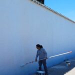 ELS ALUMNES D´OBRA FINALITZEN ELS TREBALLS DE PINTURA DEL MUR PRINCIPAL DEL CEMENTERI MUNICIPAL