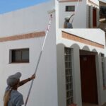 LOS ALUMNOS DE ALBAÑILERÍA FINALIZAN EL REPINTADO DE LA ZONA DE ASEOS DEL CEMENTERIO MUNICIPAL