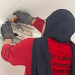 L'ALUMNAT D'ELECTRICITAT MILLORA L'ENLLUMENAT D'EMERGÈNCIA DEL CEIP CERVANTES COM A PART DE LA SEUA FORMACIÓ PRÀCTICA