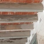 LOS ALUMNOS DE ALABAÑILERÍA TRABAJAN EN EL REFUERZO DE LAS ESTRUCTURAS DE LAS ZONAS DE NICHOS EN EL CEMENTERIO